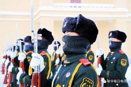 北极边防派出所官兵在零下30余度极寒天气下进行升国旗典礼。刘松摄