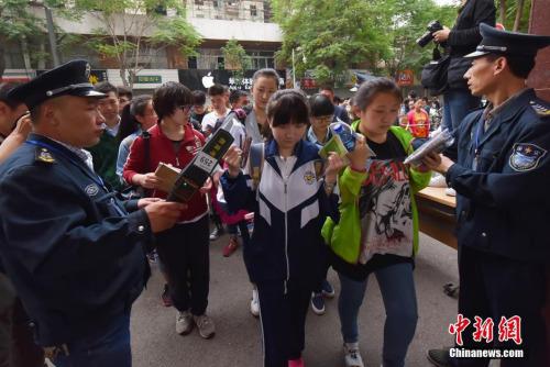 资料图：2016年6月7日，山西太原成成中学考点，参加高考的学生陆续进入考场。 武俊杰 摄