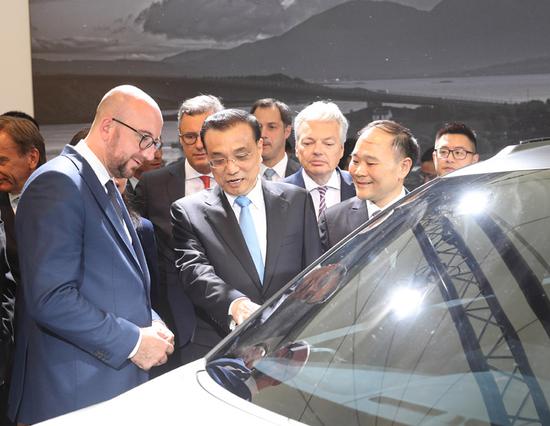 当地时间6月2日晚，国务院总理李克强在布鲁塞尔与比利时首相米歇尔（左）共同参观吉利沃尔沃汽车创新成果展。