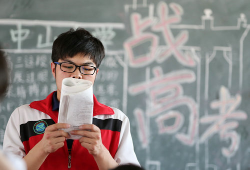 资料图片：河南省温县一中的一名高三学生在教室中复习，迎接即将到来的高考。新华社发