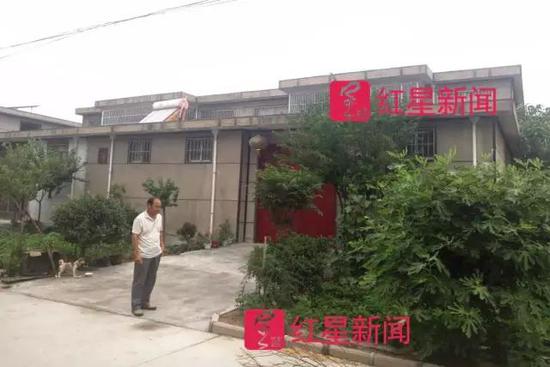 徐连彬站在自家房前，郁郁寡欢   图片来源：红星新闻