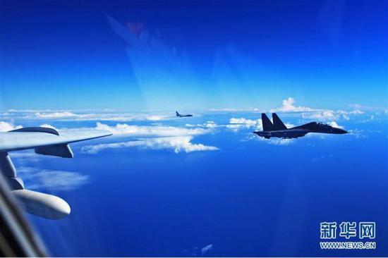 资料图：中国空军多型战机飞越宫古海峡练实战。