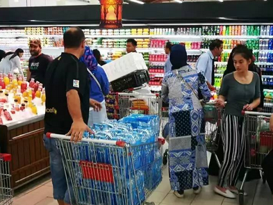 断交潮下的卡塔尔：民众抢购囤货买空超市