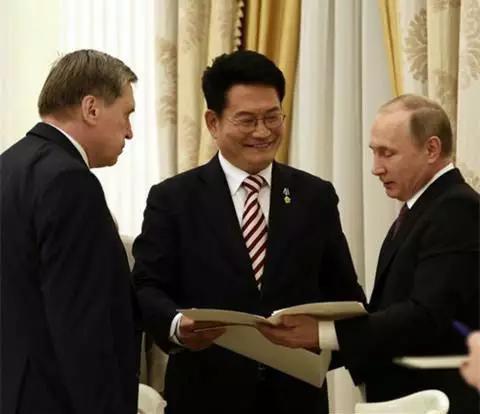▲韩国总统特使宋永吉（中）拜会俄罗斯总统普京。