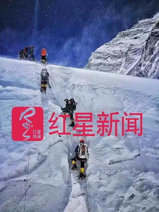 ▲事发前，桑吉和他的团队行进在珠峰攀登线上。（桑吉供图）