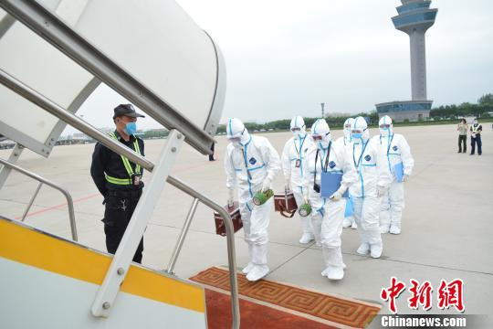 6日,一架满载700头羊驼的飞机从澳大利亚飞抵山西省太原市武宿国际机场。图为检验检疫人员登机检疫。 延大海 摄