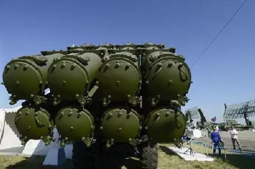 ▲资料图片：2015年8月25日，在俄罗斯莫斯科茹科夫斯基城举行的2015国际航空航天展上展出的“舞会”导弹系统。