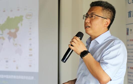 图说：伊利集团副总裁包智勇在论坛上发言