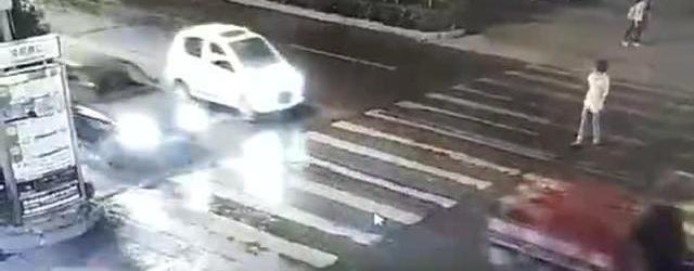 现场：女子过马路被撞后再遭碾压 