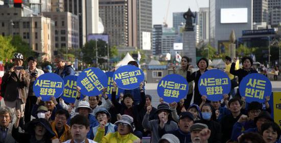 资料图：韩国民众在首尔光化门广场参加反对部署“萨德”集会。新华社记者姚琪琳摄