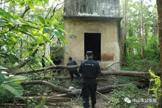 人质被藏匿在板芙镇西江海心沙附近小岛的废弃建筑里。