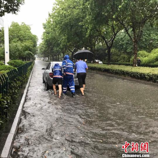 大雨当前，南京当地城管奋战在抢险一线，从清晨就开始排水救灾。　城管供图