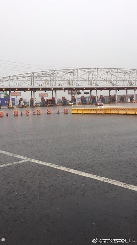 今天宁连高速受雨水影响，全程限速80公里/小时（图片来源：新浪微博）