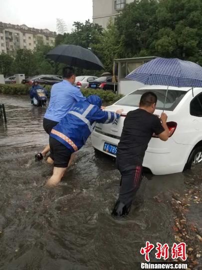 江苏大部分地区遭遇特大暴雨，部分城区积水严重又见“海湖瀑布”　城管供图