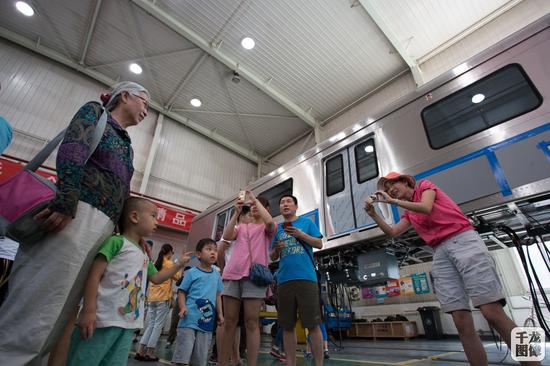 百名市民走进北京地铁见证六型地铁奋进征程