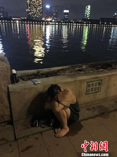 图为被救出的女子　刘先生提供　摄
