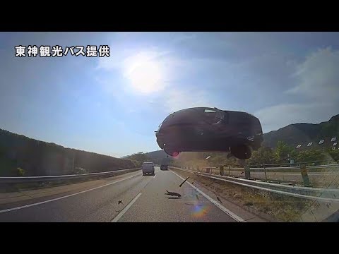 日本高速路离奇车祸：轿车迎面砸向行驶大巴