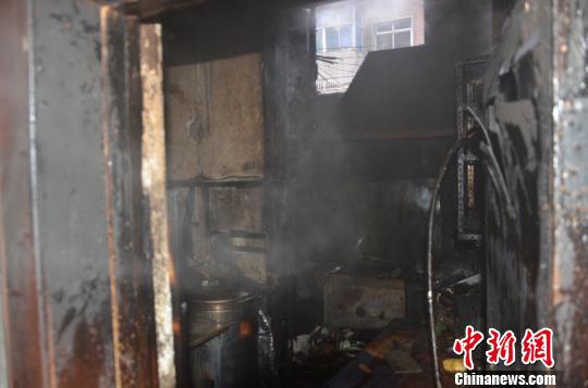 图为失火的饭店厨房。 消防供图 摄