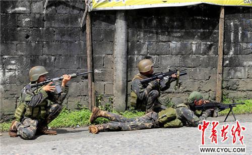 菲律宾军方与极端武装分子在马拉维城中爆发激烈巷战。图片来自法新社