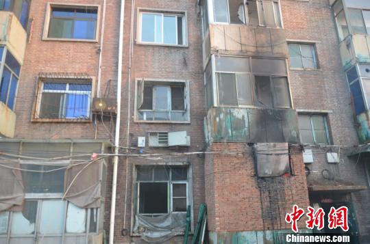 消防官兵到达现场时,红兵饭店厨房的明火从后窗卷出,已经烧爆了二层、三层居民的阳台玻璃,所幸饭店工作人员和所有顾客均已安全撤离。 消防供图 摄