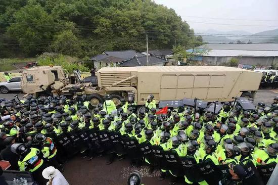 ▲资料图片：4月26日，美国在韩国部署的“萨德”系统设备在警方的严密防护下运抵星州部署地点。（路透社）