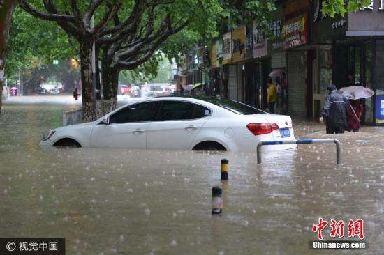 图为6月10日，南京市雨花台区，一辆汽车泡在水中。文字来源：中国天气网 图片来源：视觉中国