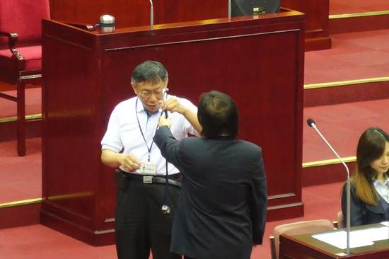 台北议员送柯文哲听诊器，痛批市政病源就是你。（图片来源：台湾《联合报》）
