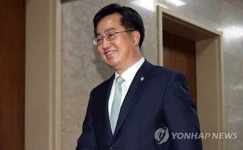 韩国兼经济副总理兼企划财政部部长金东兖(图片来源：韩联社)