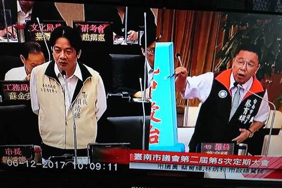 国民党台南市议员蔡育辉（右）12日在议会质询台南市长赖清德（左），称自己也主张“台独”。（来源：台湾“中央社”）