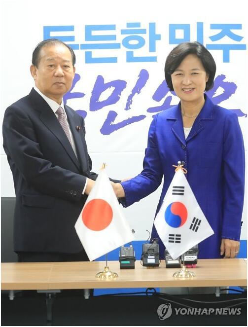 日本特使二阶俊博（左） 韩国执政党党首秋美爱（右）
