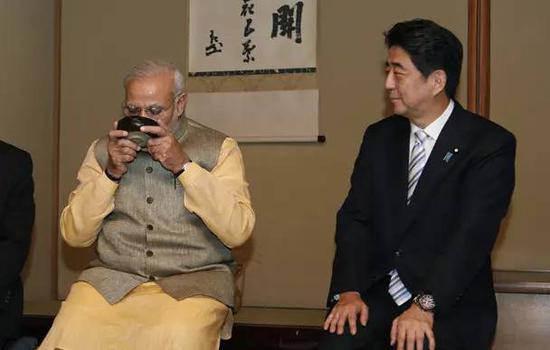 2014年9月1日，日本东京，日本首相安倍晋三看着印度总理莫迪喝茶，体验传统的“表千家”茶道。