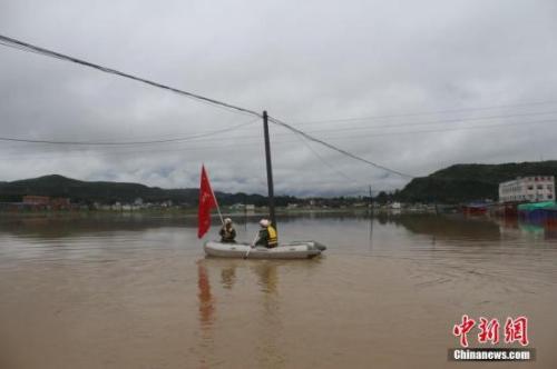 贵州威宁暴雨 消防展开救援转移300民众。中新社发 李远江 摄