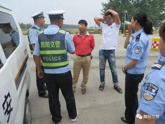 民警告诉耿某家人耿某受骗的情况