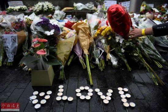 6月5日，在英国伦敦，人们参加纪念活动，悼念恐怖袭击中的遇难者。  