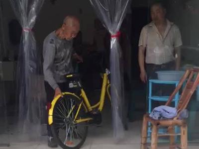 老人强占单车称：共享单车停我家门口就是我的！