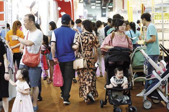  蓝营战神蔡正元告别政坛&nbsp;娶小19岁马尾妹63岁再当奶爸（图片来源：台湾东森新闻）&nbsp;
