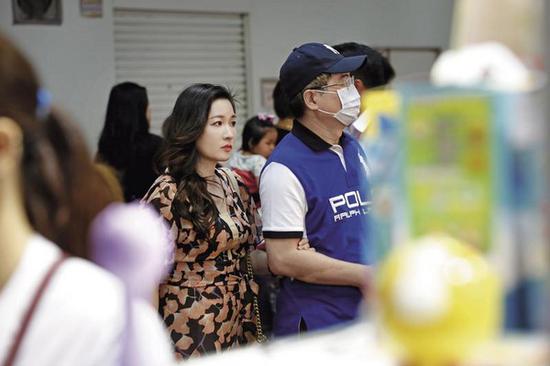  蓝营战神蔡正元告别政坛&nbsp;娶小19岁马尾妹63岁再当奶爸（图片来源：台湾东森新闻）&nbsp;