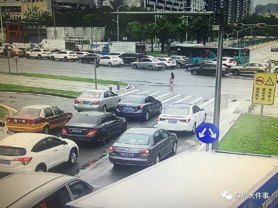 女子约会男网友受挫情绪失控  街头裸奔(组图) - 2
