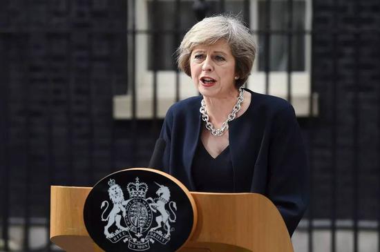 2016年7月13日，在英国伦敦，英国新首相特雷莎。梅在唐宁街10号首相府前发表讲话。（新华社/欧新中文） 