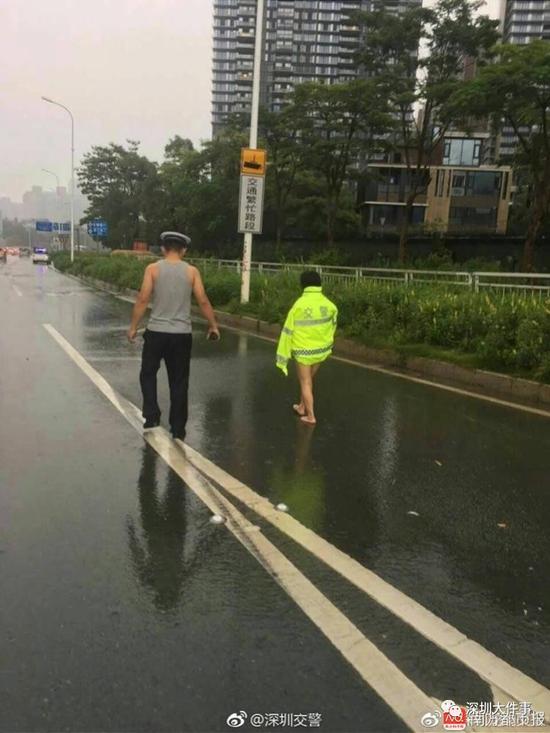 女子约会男网友受挫情绪失控  街头裸奔(组图) - 4