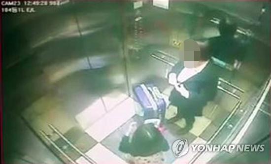 A某带受害人回家,搭乘电梯