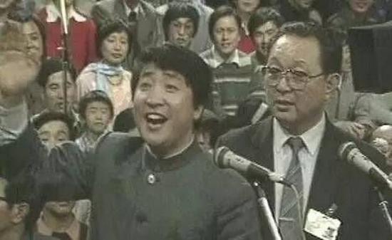 1987年，唐忠杰和姜昆搭档表演《虎口遐想》。