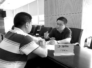 律师现场解答法律问题 现代快报/ZAKER南京见习记者 刘遥 摄