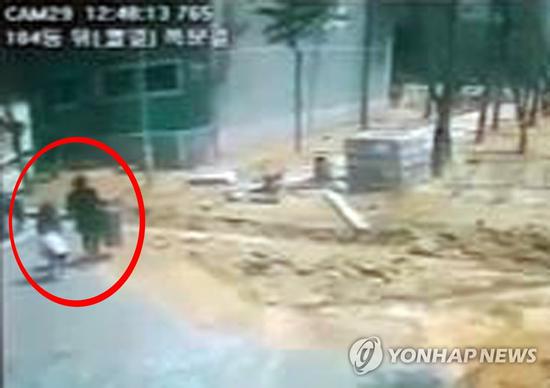 少女A某在公园中将受害人带走