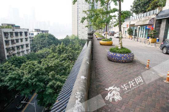 这条“屋顶马路”下方为小区车库,实际上并不是市政道路,平时只有进小区的车辆才会经过。记者 石涛 摄