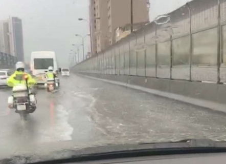 男子开车过积水路面蓄意向交警溅水 被警方查获