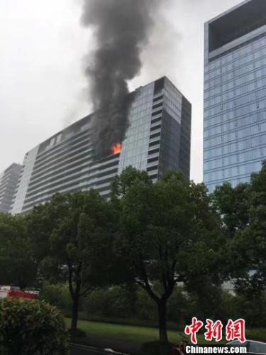 火警现场。 梅芳燕 摄