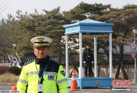 2月3日，警察在韩国首尔青瓦台总统府外警戒。