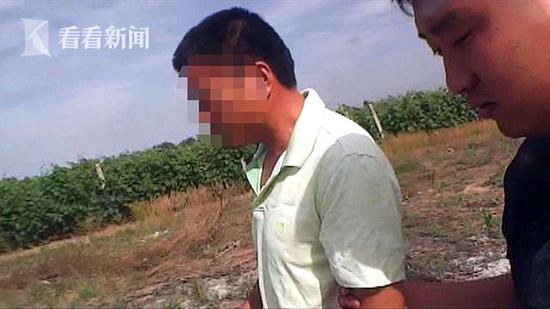 解说：目前，李某涉嫌故意杀人，刘某涉嫌帮助毁灭证据，双双被警方刑事拘留。
