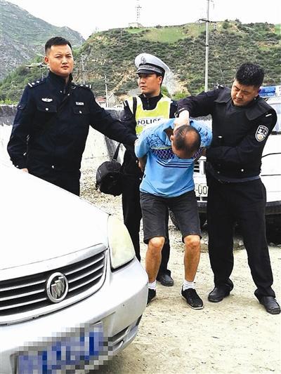 李钢在松潘被成功抓捕，小图为该男子使用的匕首